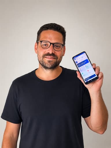 Louis Martin, chef et créateur de Resto-Coûts, avec l'application ouverte
